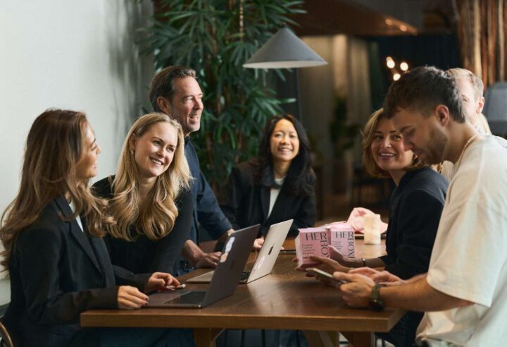 Glatt team diskuterar Herbox mensskyddslösning på kontor med produkter på bordet