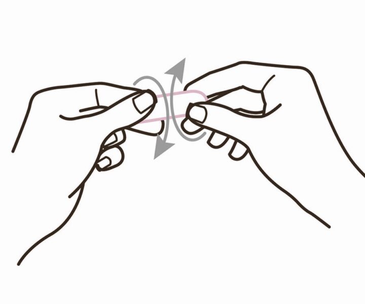 Öppna tampongen. Tvätta händerna först. Riv sedan bort plastförpackningen runt tampongen.