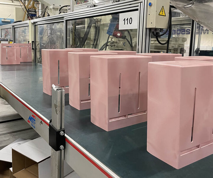 Rosa mensskyddsautomater i produktion hos Herbox fabrik i Mölndal, tillverkade av återvunnen plast