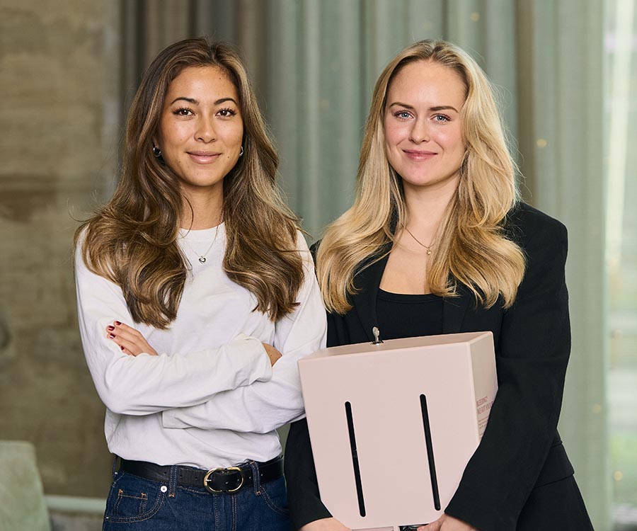 Herbox grundare Hanna och Linn visar upp sin mensskyddsautomat