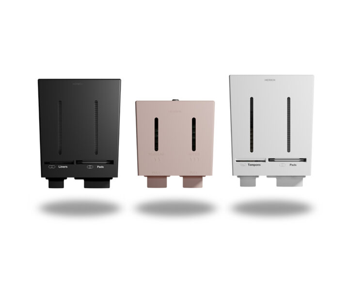 En bild på Herbox olika automater, en svart dispenser för bindor och trosskydd, en rosa dispenser för tamponger i två storlekar och en vit dispenser för tamponger och bindor mot vit bakgrund.