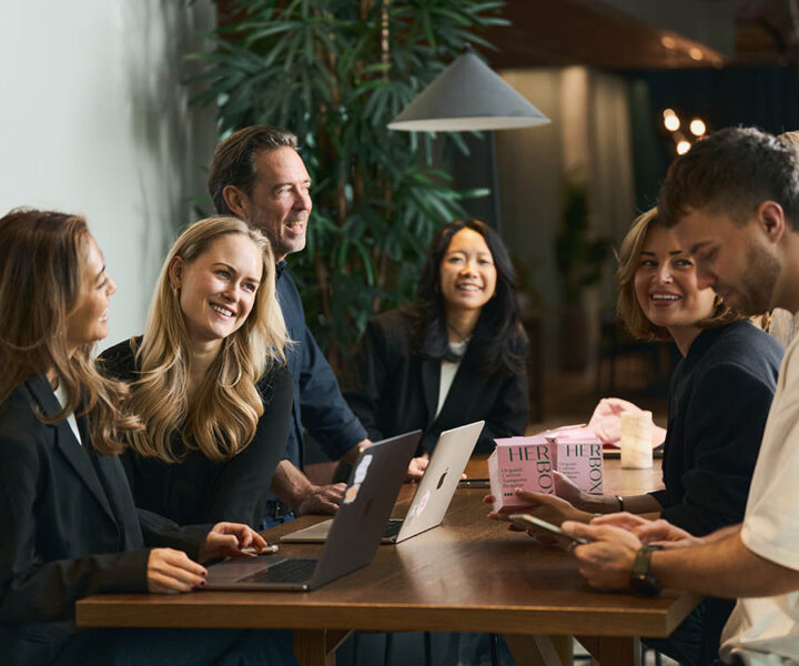 Team från Herbox i kreativt möte om tillgång till fria mensskydd på arbetsplatser.