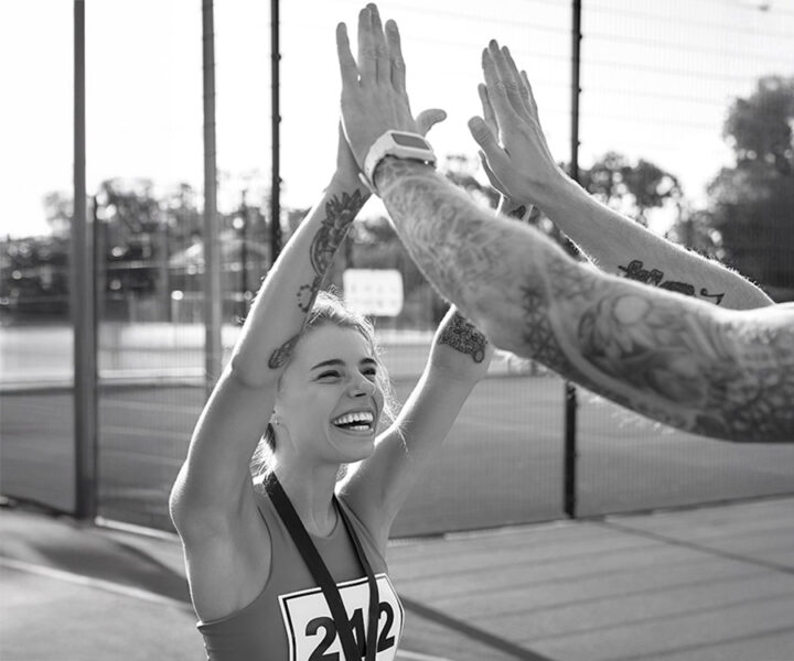 idrottare-glad-highfive-mensskydd-till-föreningar