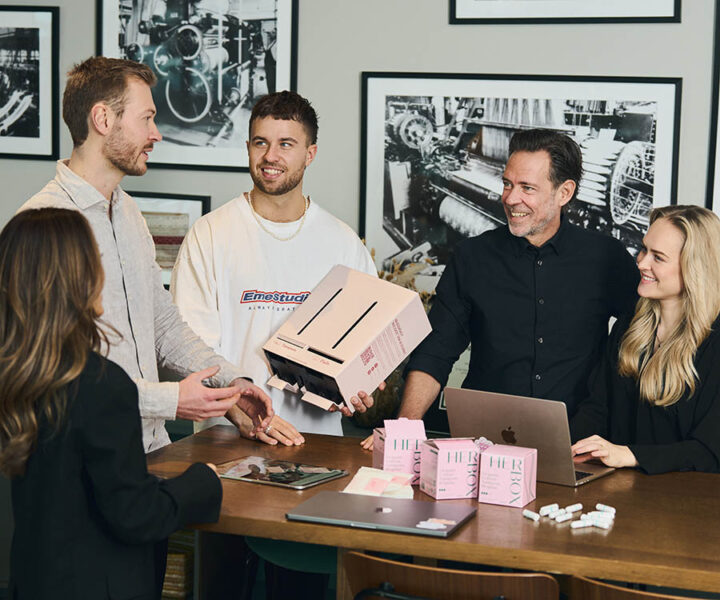 Herbox-teamet visar mensskyddsautomat och produkter vid ett mötesbord, redo att implementeras