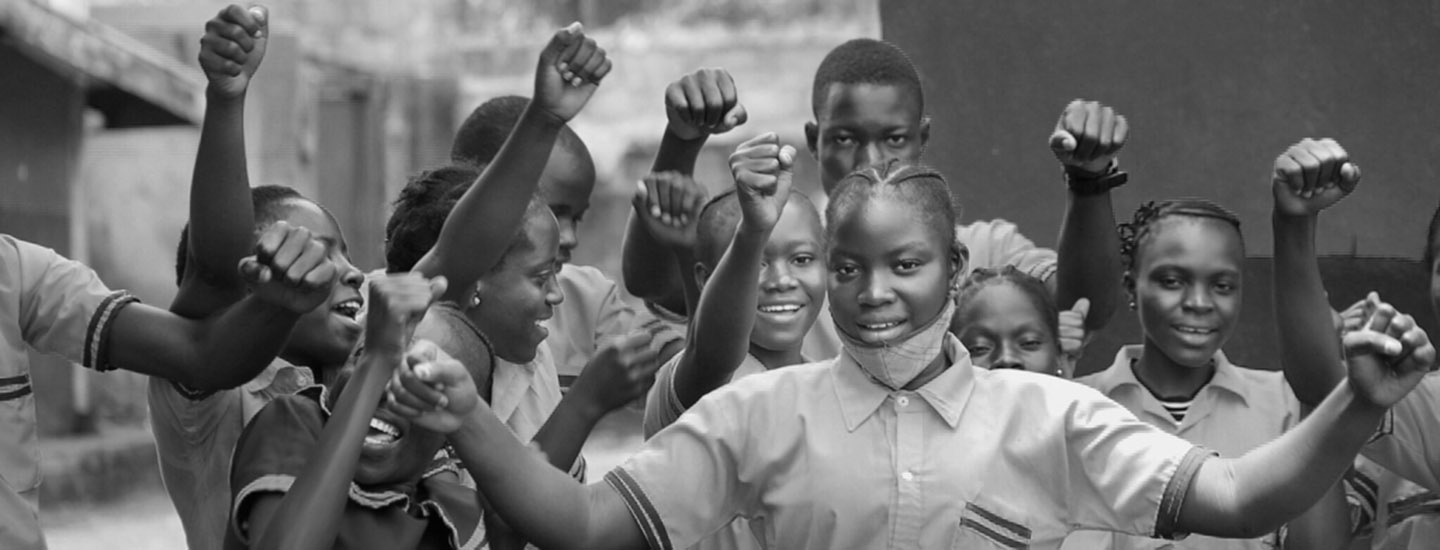 Verksamhetsbild från Kvinna till Kvinnas arbete i Liberia. Herbox donerar 1% av all sin vinst till Kvinna till Kvinna årligen.