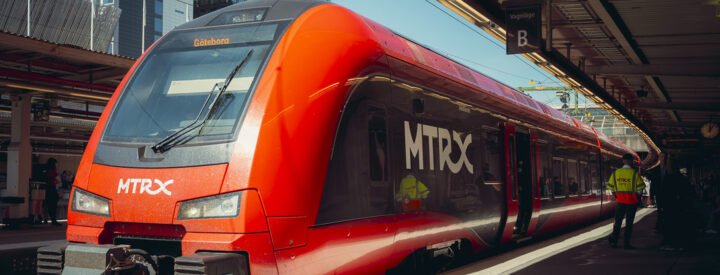 Bild på ett rött MTRX tåg som går mellan Stockholm och Göteborg, numera finns det fria mensskydd ombord på alla MTRX resor.