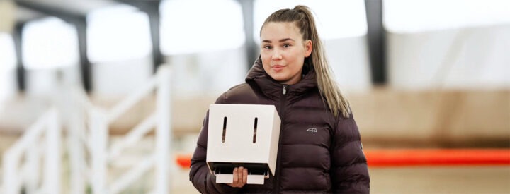Nellie Berntsson i mörk jacka håller en rosa Herbox för tamponger i två olika storlekar.