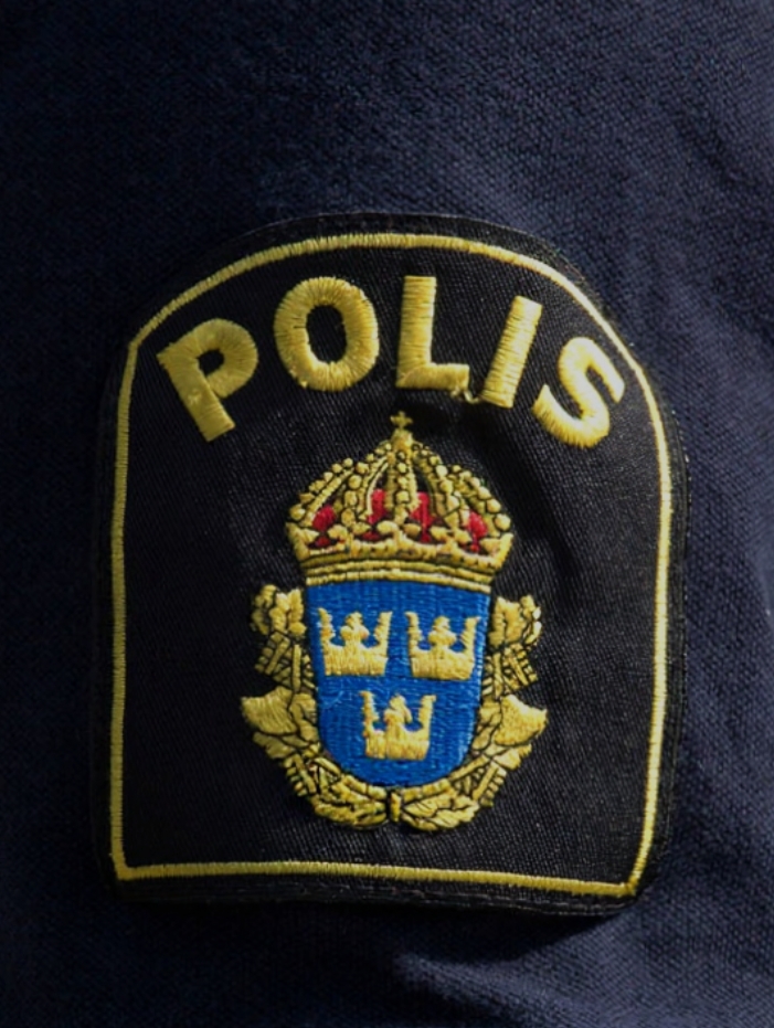 Inzoomad bild på ett svenskt polismärke
