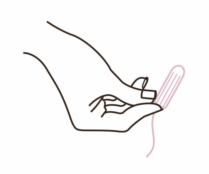 Hitta en bekväm position. Stå med en fot på toalettkanten, sitt på huk eller luta dig framåt. Vinkla tampongen lätt snett uppåt - mot ryggen, inte rakt in.