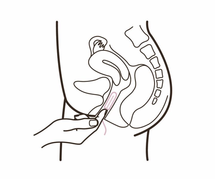 För in tampongen. Håll i nederdelen av tampongen och för in den med fingret så långt det känns bekvämt. Snöret ska alltid hänga utanför kroppen.