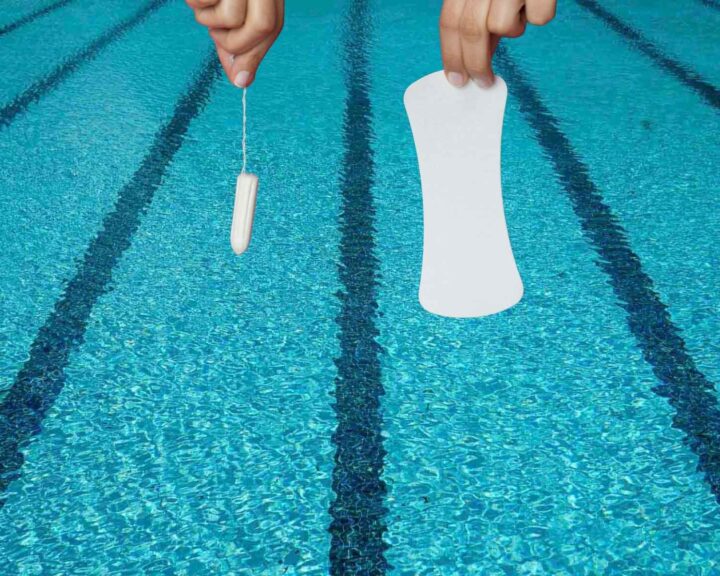 Händer som håller en tampong och ett trosskydd ovanför en simhallpool.