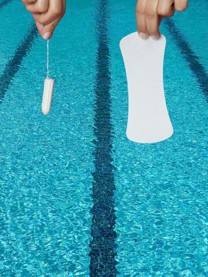 En person håller upp en tampong och en binda över en simbassäng.